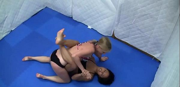  Roxie Rae vs. Elon- Bikini Girls Grappling